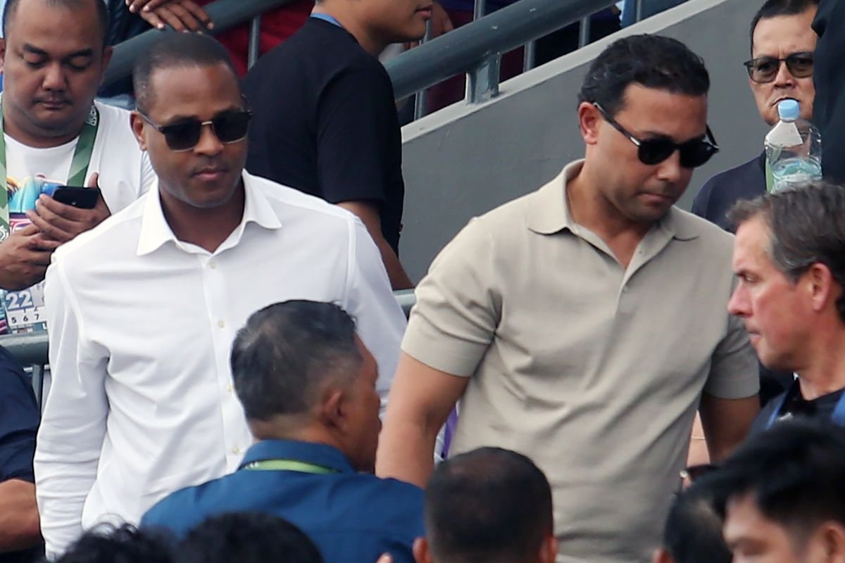 Berikut beberapa alternatif judul untuk "Popovic Tak Lupakan Kenangannya Bertemu Patrick Kluivert":

1. "Kenangan Tak Terlupakan: Pertemuan Popovic dengan Patrick Kluivert"
2. "Popovic dan Momen Bersejarah Bersama Patrick Kluivert"
3. "Terlukis Dalam Ingatan: Popovic Mengenang Pertemuan dengan Kluivert"
4. "Kisah Popovic dan Patrick Kluivert: Sebuah Kenangan Abadi"
5. "Satu Kenangan Berharga: Popovic Bertemu Legenda Kluivert"

Semoga salah satu judul ini sesuai dengan yang Anda cari!