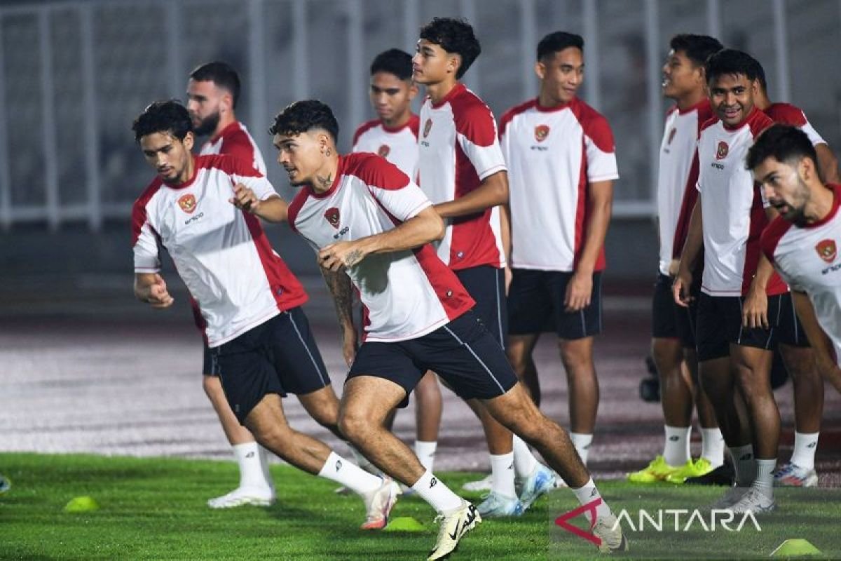 Here are several alternate title suggestions for "Jadwal Kualifikasi Piala Dunia: Indonesia bidik poin di Australia":

1. "Jadwal Kualifikasi Piala Dunia: Indonesia Targetkan Poin di Tanah Kanguru"
2. "Kualifikasi Piala Dunia: Indonesia Berharap Meraih Poin di Australia"
3. "Jadwal Pertandingan Kualifikasi Piala Dunia: Indonesia Melawan Australia untuk Poin Berharga"
4. "Kualifikasi Piala Dunia 2023: Indonesia Siap Usung Misi Poin di Australia"
5. "Indonesia Mengincar Poin Dalam Pertandingan Kualifikasi Piala Dunia di Australia"
6. "Jadwal Pertandingan Kualifikasi Piala Dunia: Ambisi Indonesia di Australia"
7. "Kualifikasi Piala Dunia: Indonesia Memfokuskan Usaha untuk Raih Poin di Australia"
8. "Indonesia di Kualifikasi Piala Dunia: Menjajaki Peluang Poin di Australia" 

Feel free to mix and match or modify these suggestions!