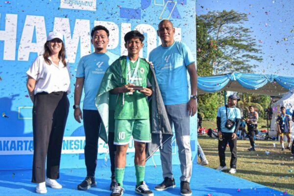 Alternatif judul untuk "Pemain Terbaik LALIGA Youth Tournament Indonesia Dikirim ke Girona FC":

1. "Bintang Muda LALIGA Youth Tournament dari Indonesia Bergabung dengan Girona FC"
2. "Pemain Berprestasi LALIGA Youth Tournament Indonesia Memulai Karier di Girona FC"
3. "Talenta Muda Indonesia Dari LALIGA Youth Tournament Bersinar di Girona FC"
4. "Pemain Terbaik LALIGA Youth Tournament Indonesia Resmi Menandatangani Kontrak dengan Girona FC"
5. "Bakat Muda Indonesia Dikirim ke Girona FC setelah LALIGA Youth Tournament" 

Silakan pilih atau sesuaikan dengan kebutuhan Anda!
