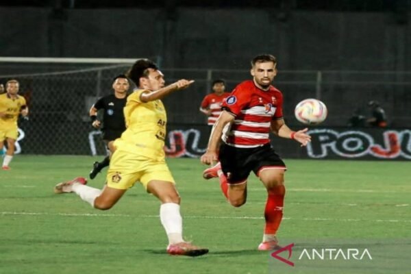 Here are some alternate titles for "Madura United tekuk Persik 2-1 di Bangkalan":

1. "Madura United Raih Kemenangan 2-1 atas Persik di Bangkalan"
2. "Madura United Menang 2-1 Melawan Persik di Bangkalan"
3. "Kemenangan Dramatis Madura United 2-1 atas Persik di Bangkalan"
4. "Madura United Buktikan Kekuatan dengan Kemenangan 2-1 atas Persik di Bangkalan"
5. "Madura United Tundukkan Persik 2-1 di Pertandingan Seru di Bangkalan"
6. "Madura United Cukur Persik 2-1 dalam Aksi di Bangkalan"
7. "Madura United Amankan Tiga Poin dengan Kemenangan 2-1 atas Persik di Bangkalan"

Feel free to choose any of these, or let me know if you'd like more options!