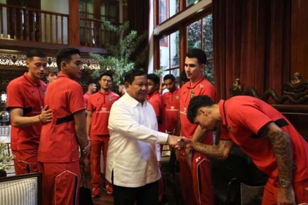 Berikut adalah beberapa alternatif judul untuk "Presiden Berpesan Timnas Tetap Main Maksimal Kendati Lolos Playoff":

1. "Presiden: Timnas Harus Tampilkan Penampilan Terbaik Meski Lolos Playoff"
2. "Pesan Presiden: Timnas Diharapkan Main Optimal Walau Sudah Lolos ke Playoff"
3. "Presiden Ingatkan Timnas untuk Maksimalkan Permainan, Meski Sudah Lolos Playoff"
4. "Timnas Diingatkan Presiden untuk Tetap Berjuang Maksimal di Playoff"
5. "Meskipun Lolos Playoff, Presiden Tegaskan Pentingnya Performa Maksimal Timnas" 

Silakan pilih atau modifikasi sesuai yang diinginkan!