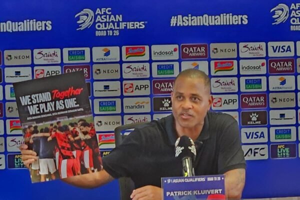 Kluivert Diberi Kesempatan Ikut Dalam Pertandingan Legenda Real Madrid dan Barcelona