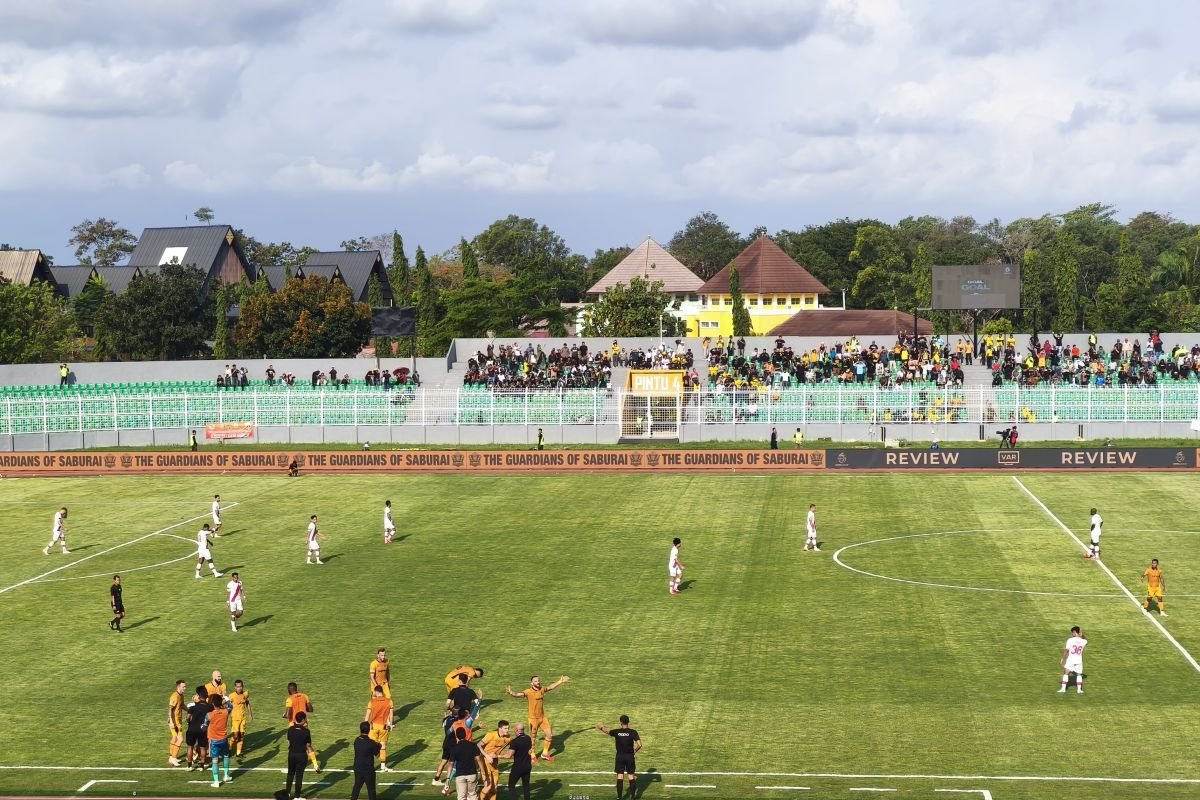 Berikut adalah beberapa alternatif judul untuk "Bhayangkara Tekuk Persis 2-0 Tanpa Balas":

1. "Bhayangkara tampil Gemilang, Kalahkan Persis 2-0 Tanpa Balas"
2. "Tanpa Ampun, Bhayangkara Menundukkan Persis dengan Skor 2-0"
3. "Dominasi Bhayangkara: Persis Tak Berdaya di Laga 2-0"
4. "Langkah Kuat Bhayangkara: Kemenangan 2-0 atas Persis"
5. "Bhayangkara Memukau: Kemenangan Bersih 2-0 atas Persis"
6. "Bhayangkara Cetak Kemenangan 2-0 Tanpa Balas Melawan Persis"
7. "Bhayangkara Berjaya, Persis Tak Dapat Menghasilkan Gol: Skor 2-0"
8. "Kemenangan Tanpa Balas: Bhayangkara Tekuk Persis 2-0"

Silakan pilih salah satu atau modifikasi sesuai keinginan!
